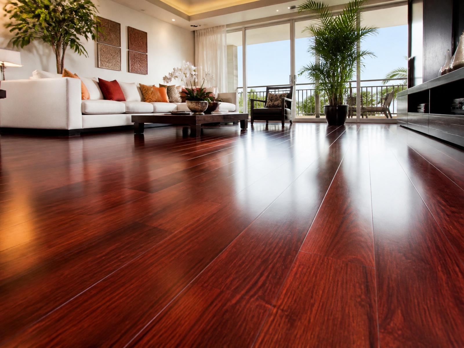 Sala com piso vinílico cor Angelim, teto de madeira e iluminação âmbar