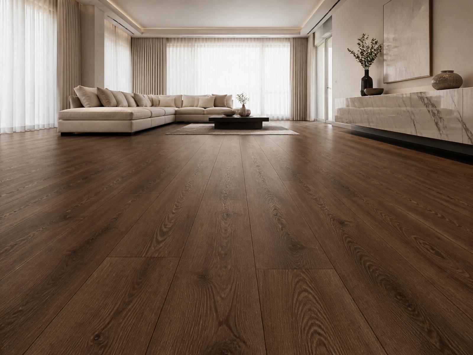 Sala com piso vinílico cor Freijó, teto de madeira e iluminação âmbar